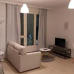 Location In Town Right Next To The Train Station And Free Parking Kotimaailma Apartman *