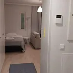 Location In Town Right Next To The Train Station And Free Parking Kotimaailma