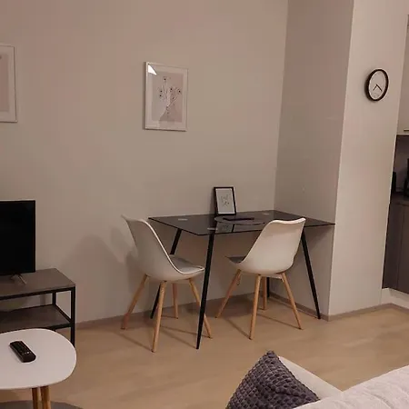 Location In Town Right Next To The Train Station And Free Parking Kotimaailma Apartamento